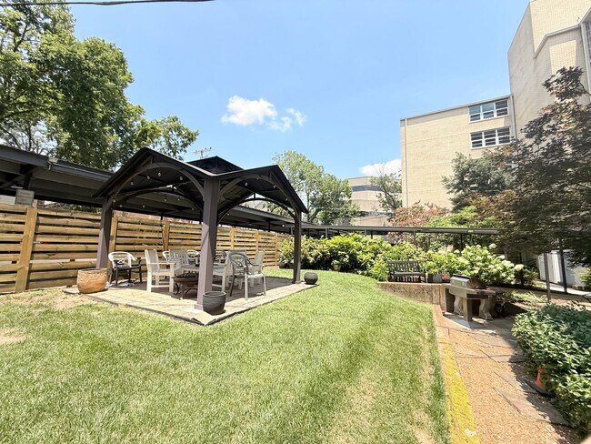 Building Photo - 2 Bedroom/ 3 Bath condo on West End, 1 assigned covered parking spot, Small Storage Space include...