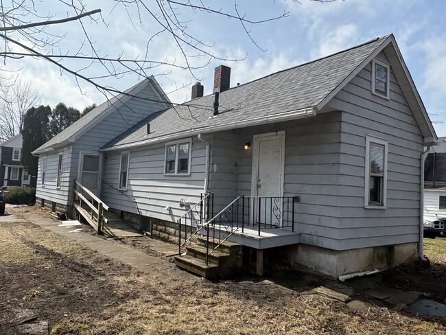 Building Photo - 1030 W 17th St