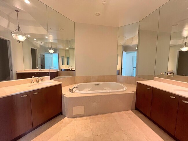 Building Photo - Turnberry Place - 2 Bedroom 2 Bath Condo
