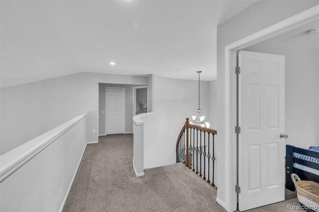 Building Photo - 45077 Roundview Dr