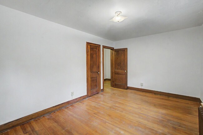 Building Photo - 407 W Green St