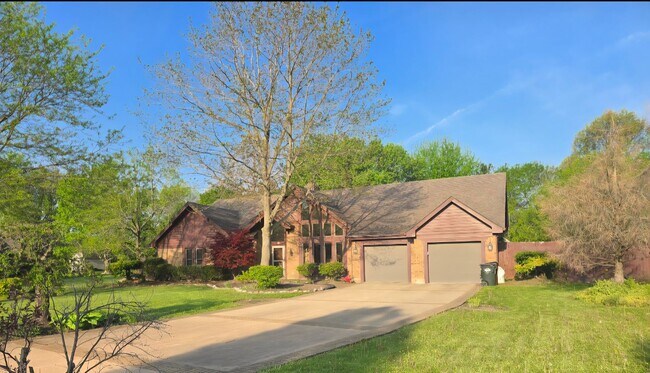Building Photo - 3 bed 2 bath with pool