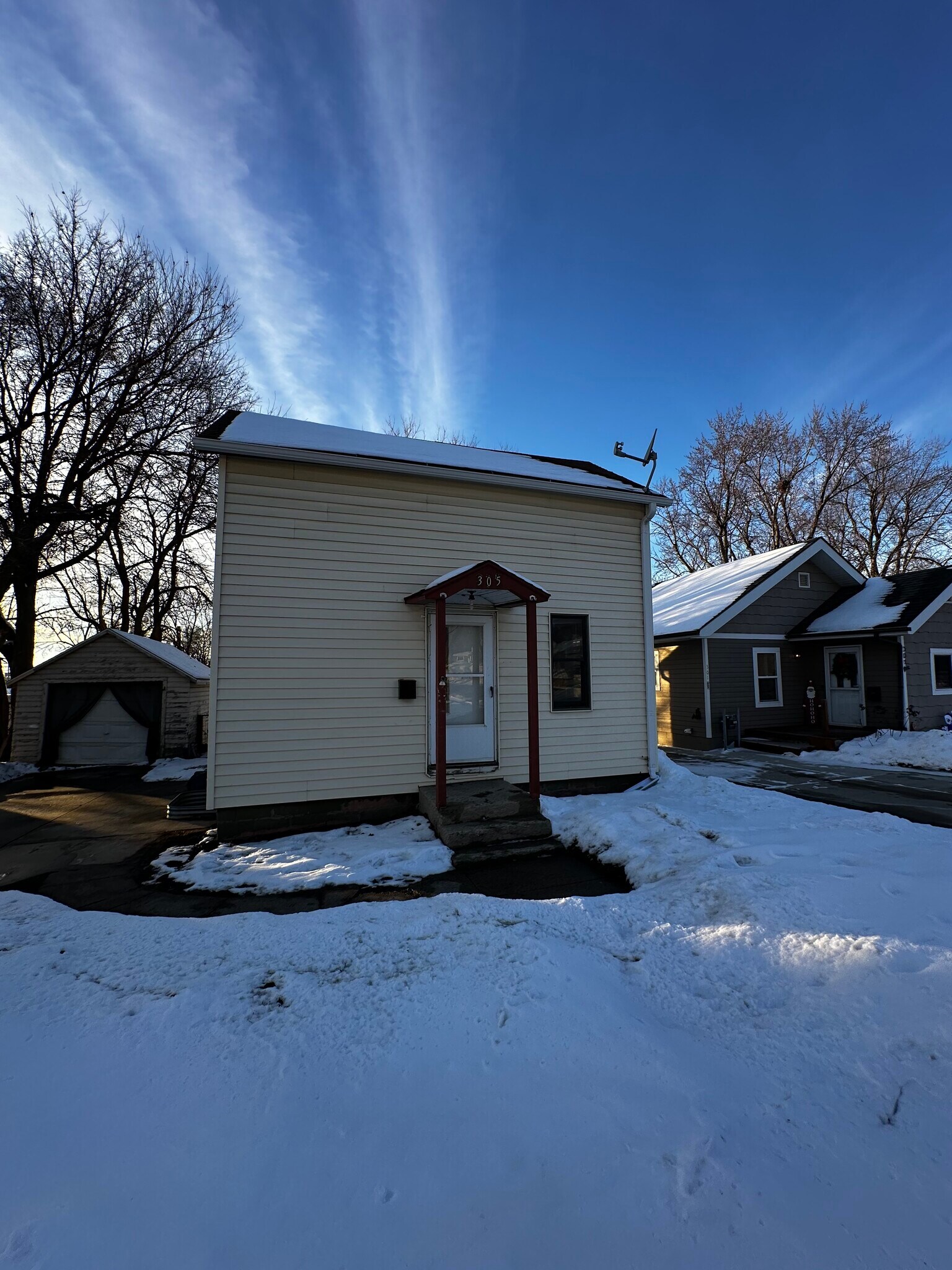 Building Photo - 305 S Western Ave