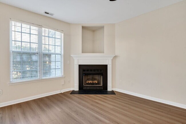 Building Photo - 2204 Valley Haven Dr