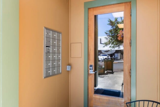 Building Photo - Charming Studio Condo For Rent Downtown Po...