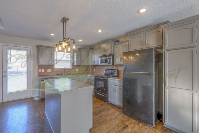 Building Photo - 706 NW Baytree Dr