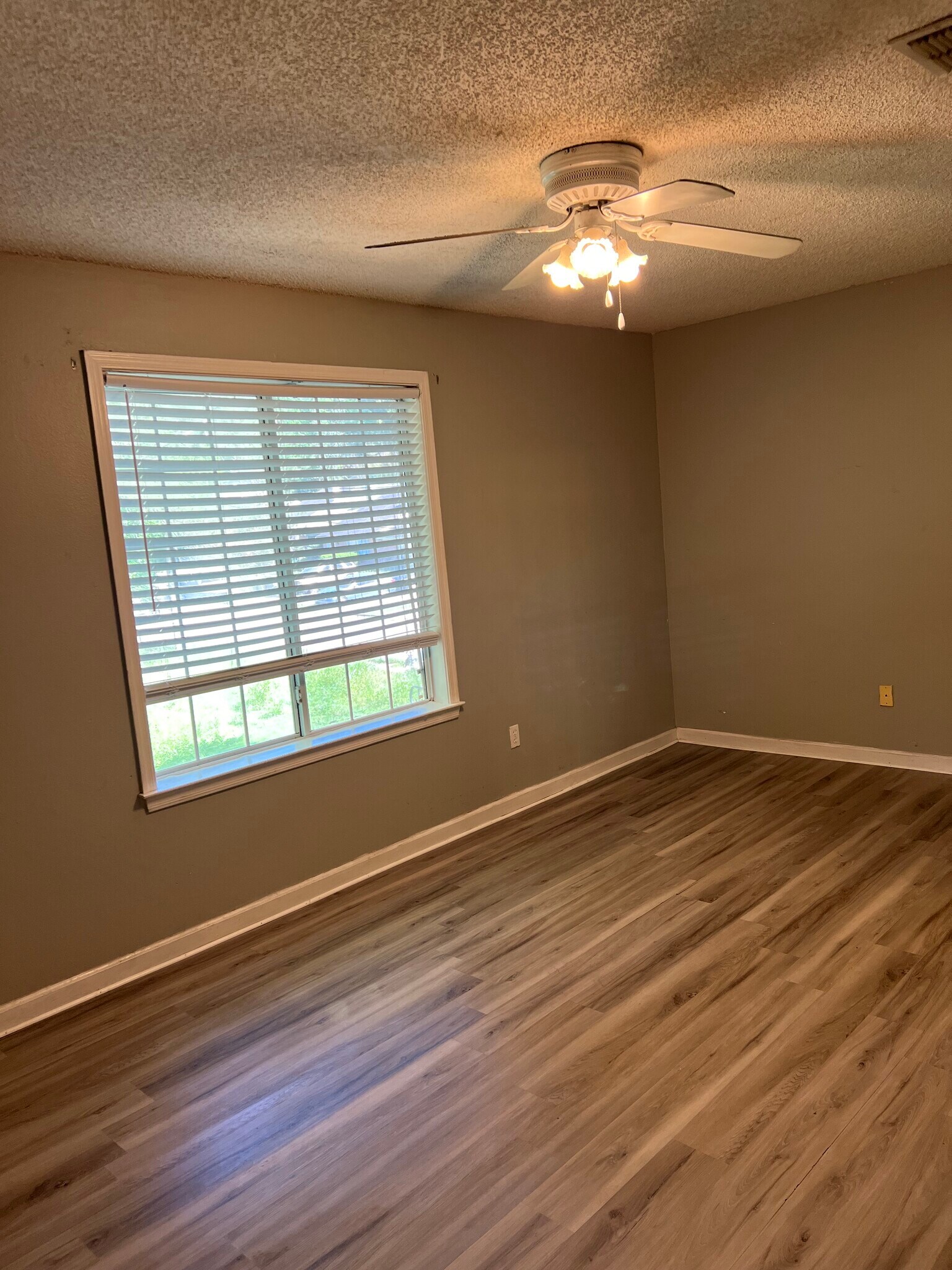 Building Photo - 2312 Tina Dr