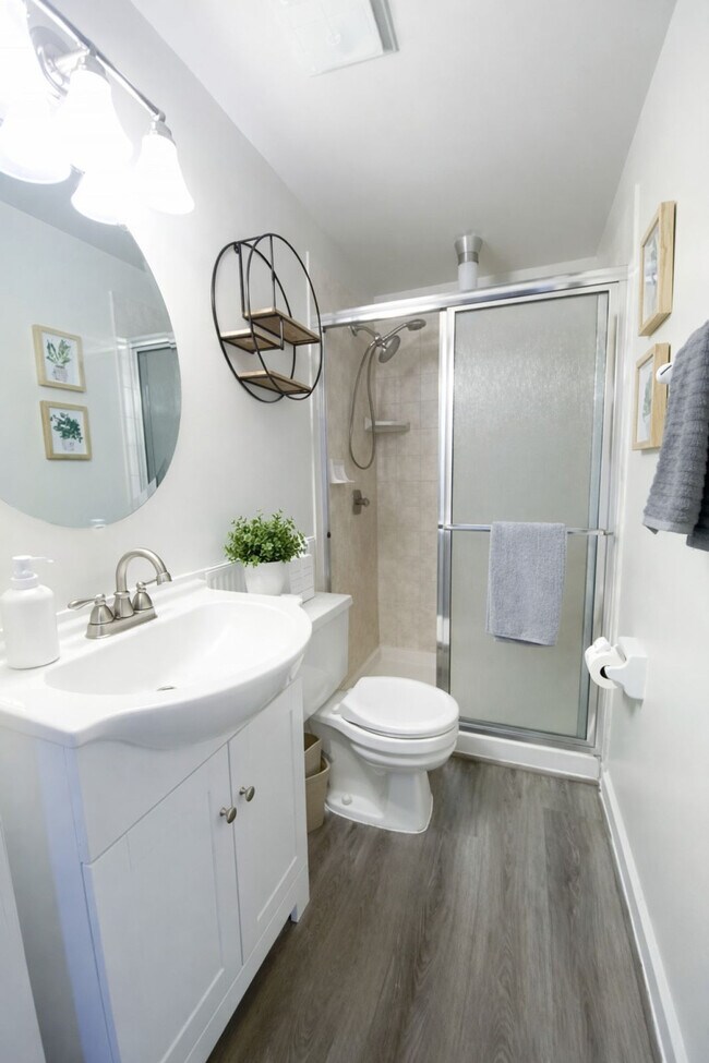 Building Photo - 11423-11425 5 Cedars Rd