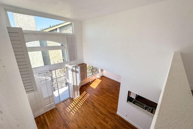 Building Photo - An Enchanted View Townhome