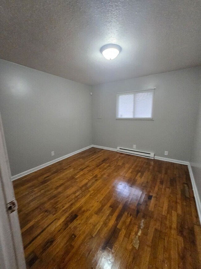 Building Photo - Two Bedroom Duplex located on the Westside off West 10th St and Lynhurst Dr