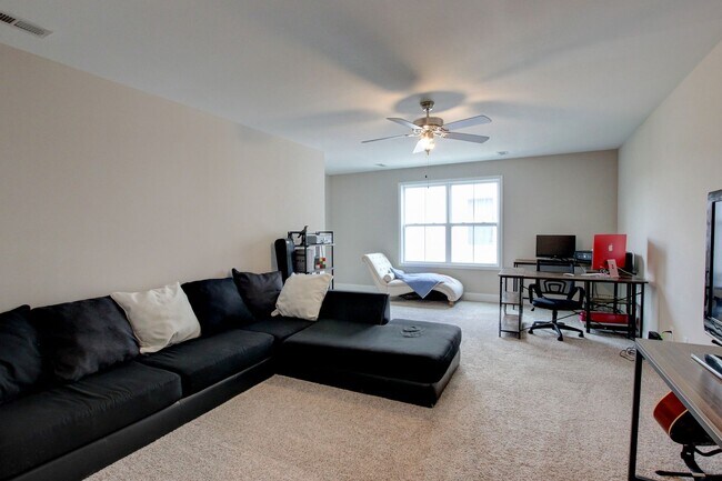 Building Photo - 1107 Eagle's View Dr