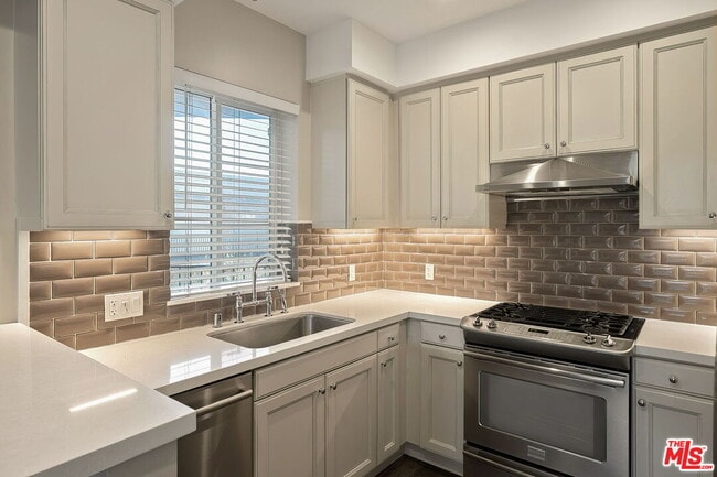 Building Photo - 1625 Granville Ave