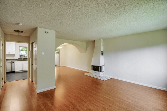 Building Photo - 2bed/2.5bath Townhouse with Updated Kitchen!