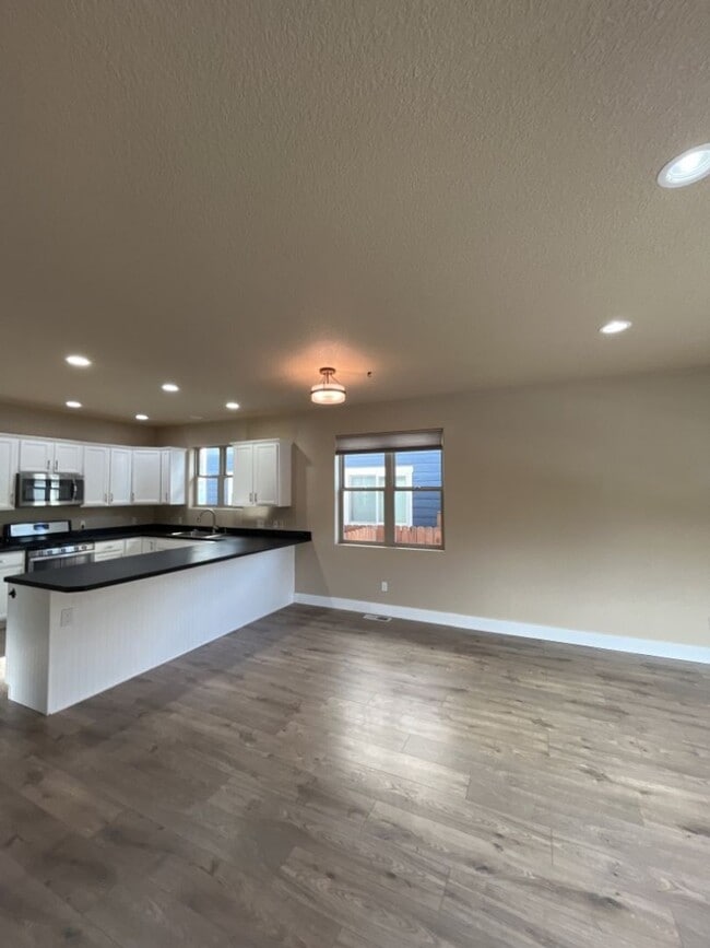 Building Photo - 44 Ranch 5 Bed, 3 Bath Home