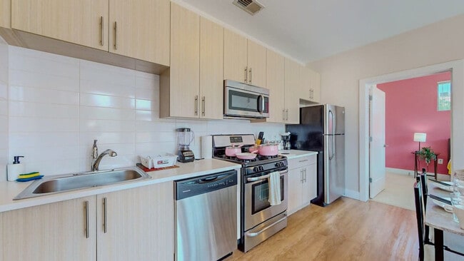 Building Photo - 573 Bedford St