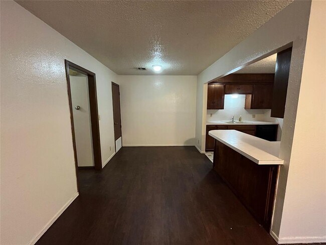 Building Photo - 2240 Donna Dr