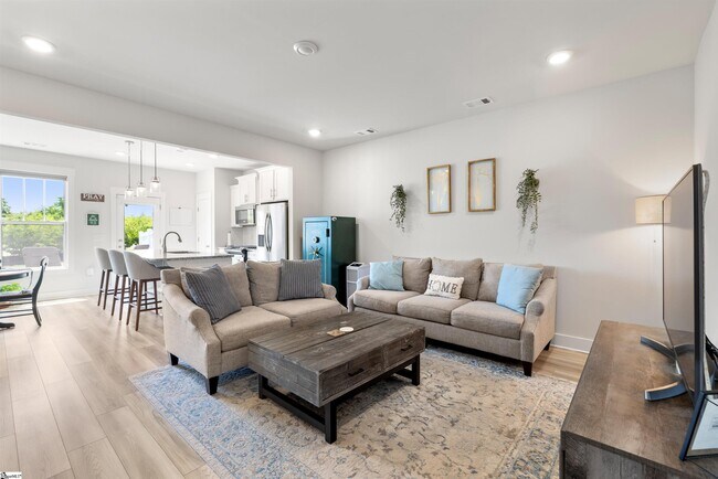 Building Photo - 127 Shallons Dr