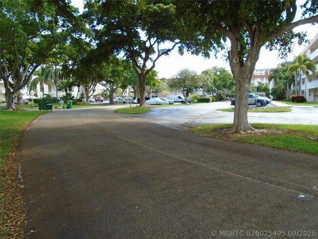 Building Photo - 3165 NE 48th Ct