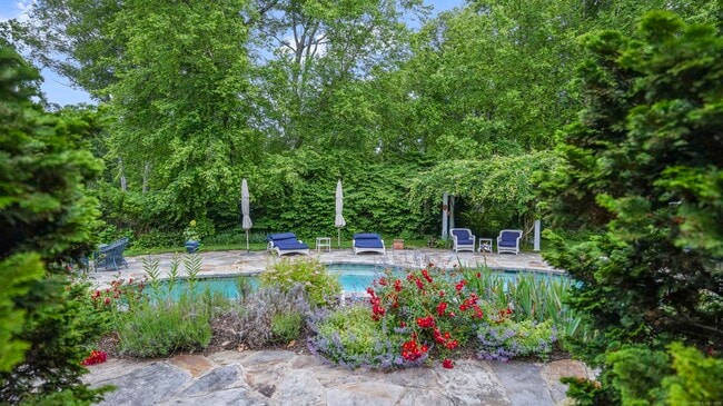 Building Photo - 7 Mayflower Ln