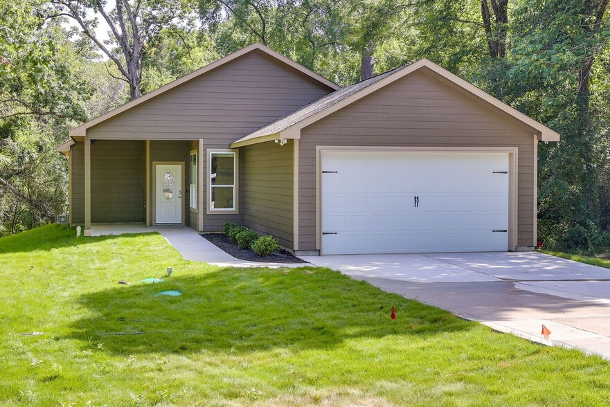 Building Photo - 11931 Lakeview Manor Dr