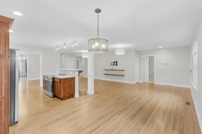 Building Photo - 1609 Lucerne Way