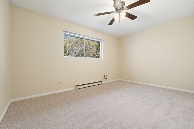 Building Photo - Two bedroom updated paint, carpet washer/dryer included in unit - Immediate Move In