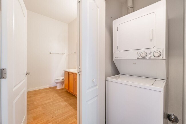 Building Photo - IMMACULATE 2 BEDROOM CONDO IN HENDERSON!