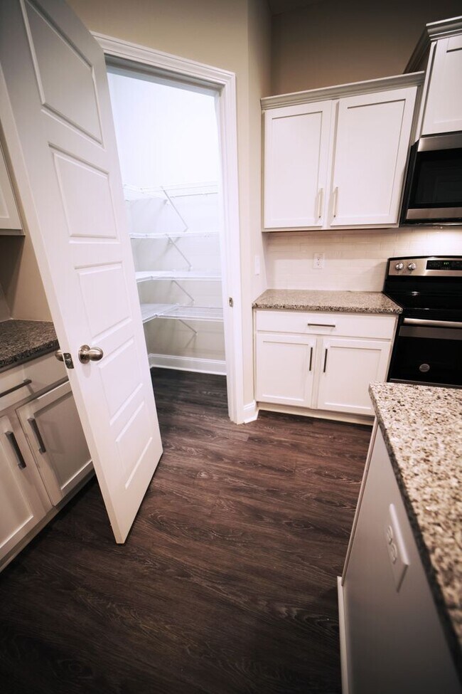 Building Photo - 220 Drayton Dr