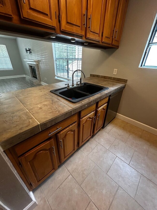 Building Photo - Gorgeous Freshly Remodeled 2 Bedroom 2 Bat...