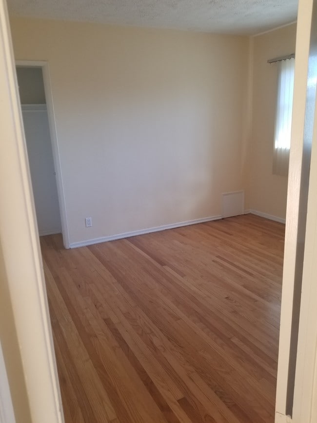 Bedroom - 7625 Willoughby Ave
