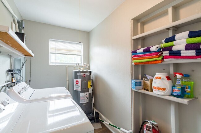 Building Photo - Fully Furnished 3BR/2BA St. Pete Home – Modern Updates & Prime Location