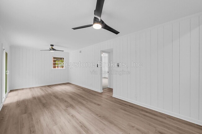 Building Photo - 2678 Rainbow Forest Dr