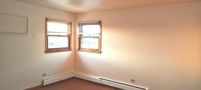 Building Photo - 2412 N 76th Ave