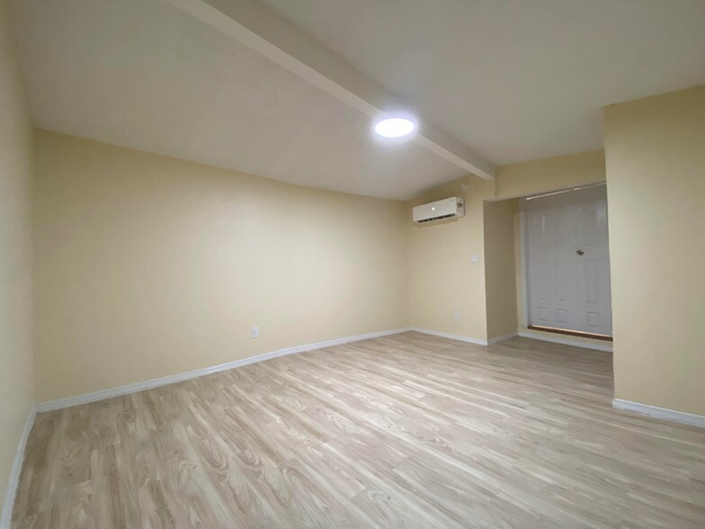 Building Photo - 2221 Gold Ave