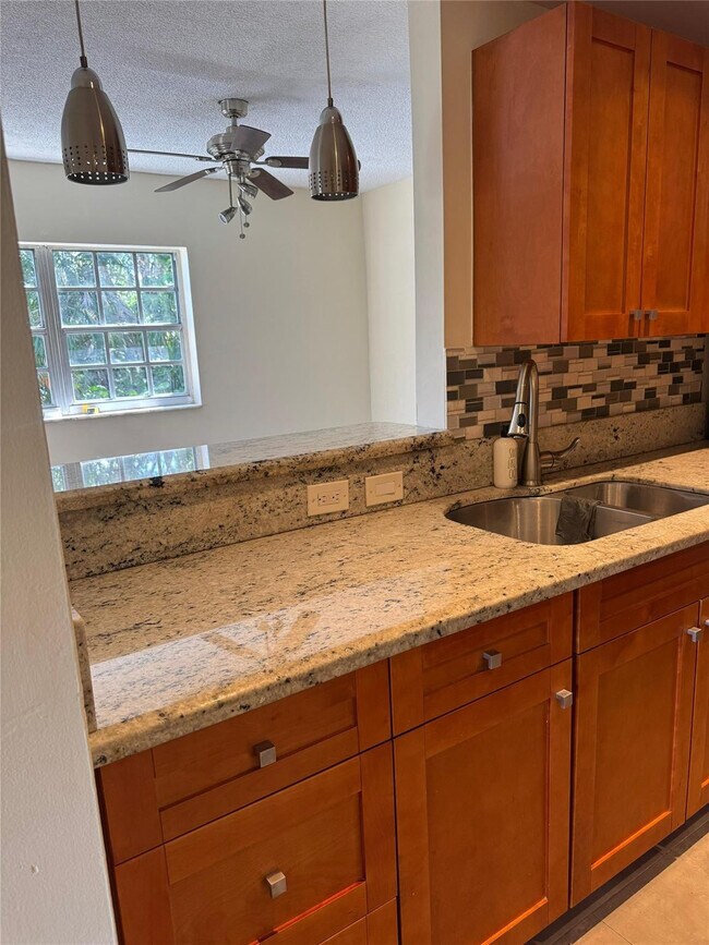 Building Photo - 1407 NE 56th St