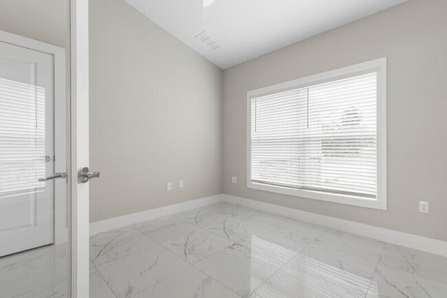 Building Photo - 12 Wheeler Ln