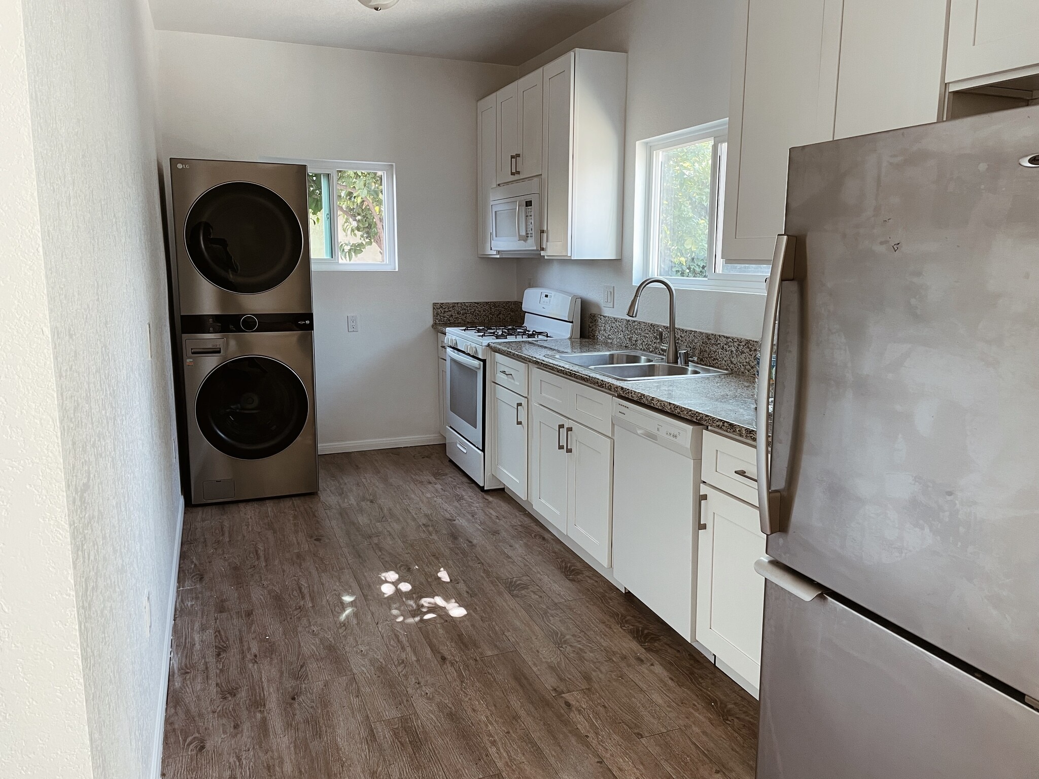 Kitchen - 3959 S Van Ness Ave