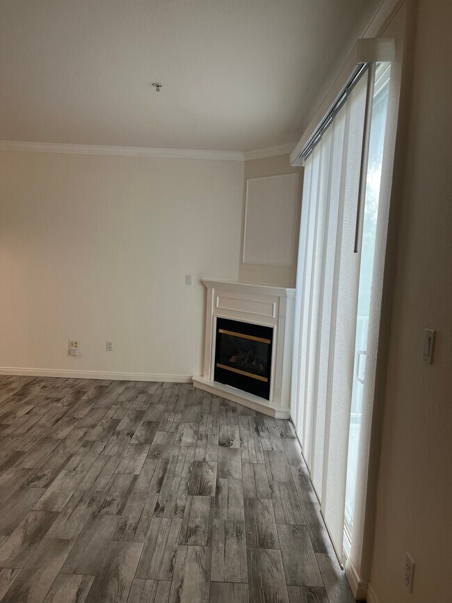 Building Photo - 5260 Premiere Hls Dr