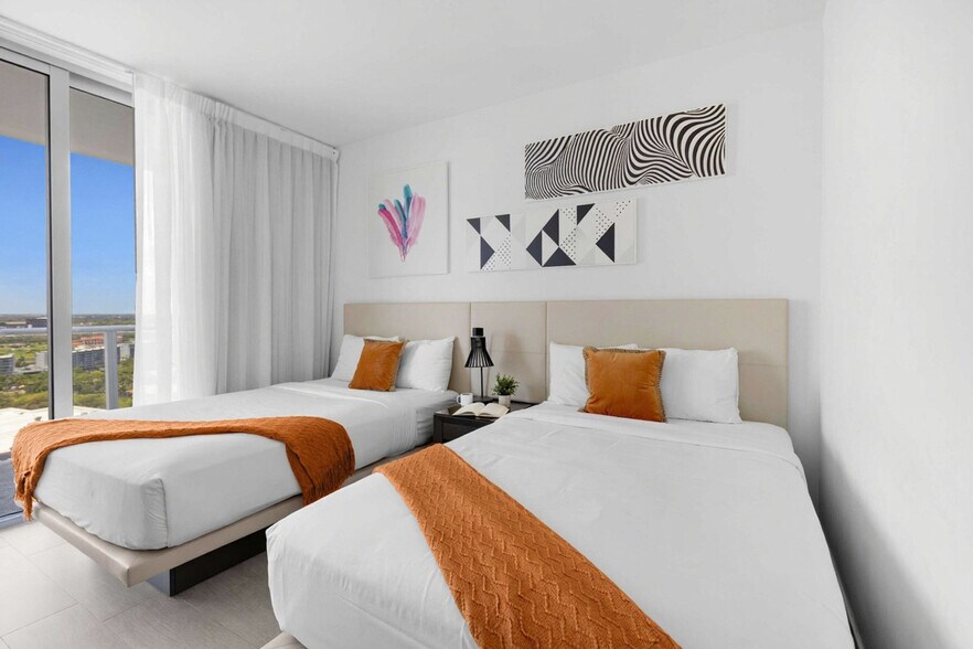 Building Photo - 4010 S Ocean Dr