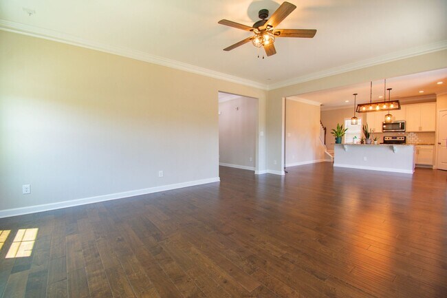 Building Photo - Available July 1! 4 Bedroom 2.5 Bathroom