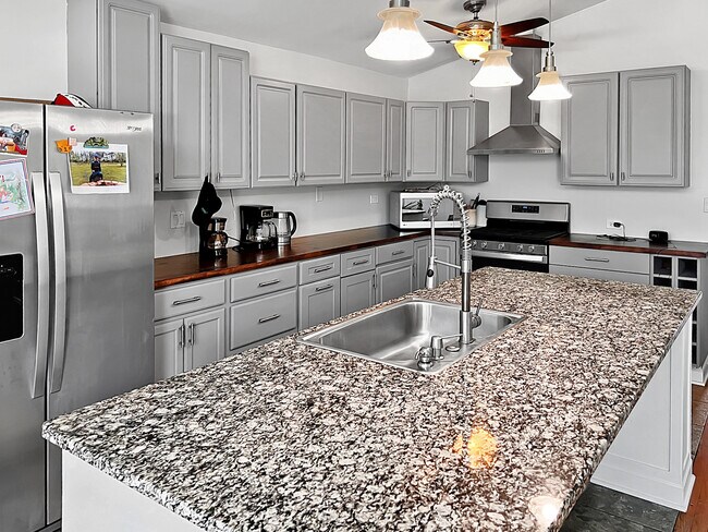 Building Photo - 5639 Main St