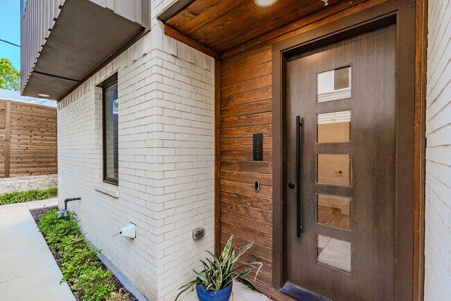Building Photo - 3 Bed 3 Bath Townhome - Gated Community & Downtown Views! Lower Greenville area