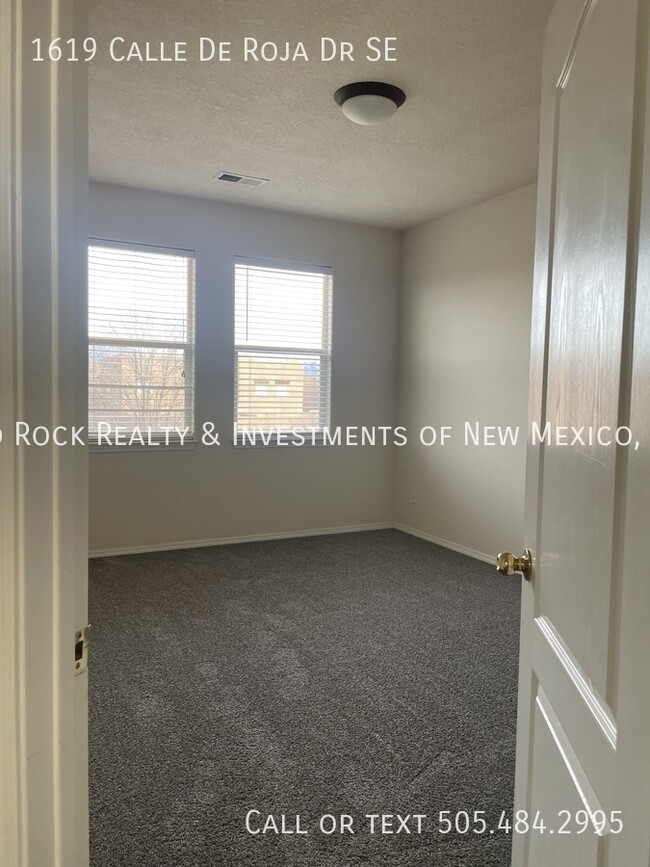 Building Photo - Spacious 4 BR plus loft in Cabezon!