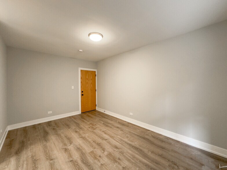 Building Photo - 434 W Belden Ave