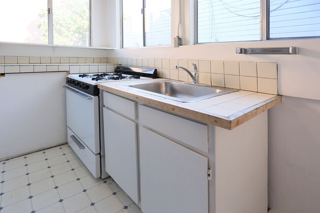 Building Photo - Spacious 3BR/1BA Full Floor Flat in North ...