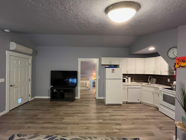 Building Photo - 2716 Syringa Ln