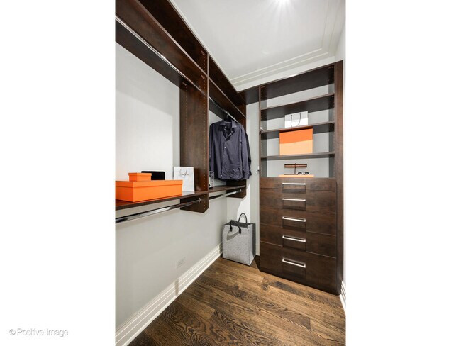 Building Photo - 159 E Walton Pl