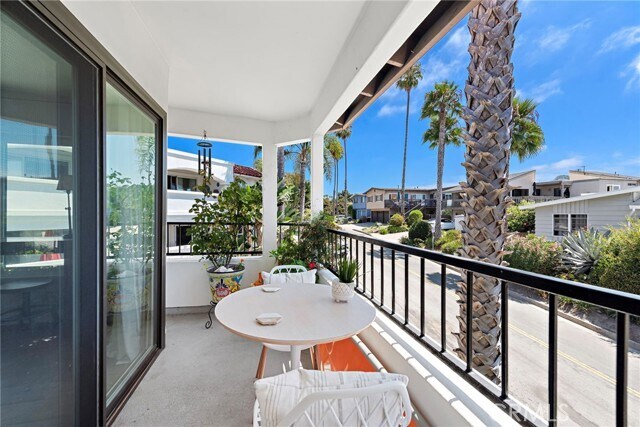 Building Photo - 210 Avenida Montalvo