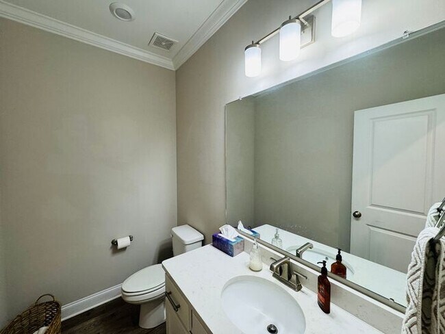 Building Photo - Pre-leasing for an April Move in-TOWN MADISON