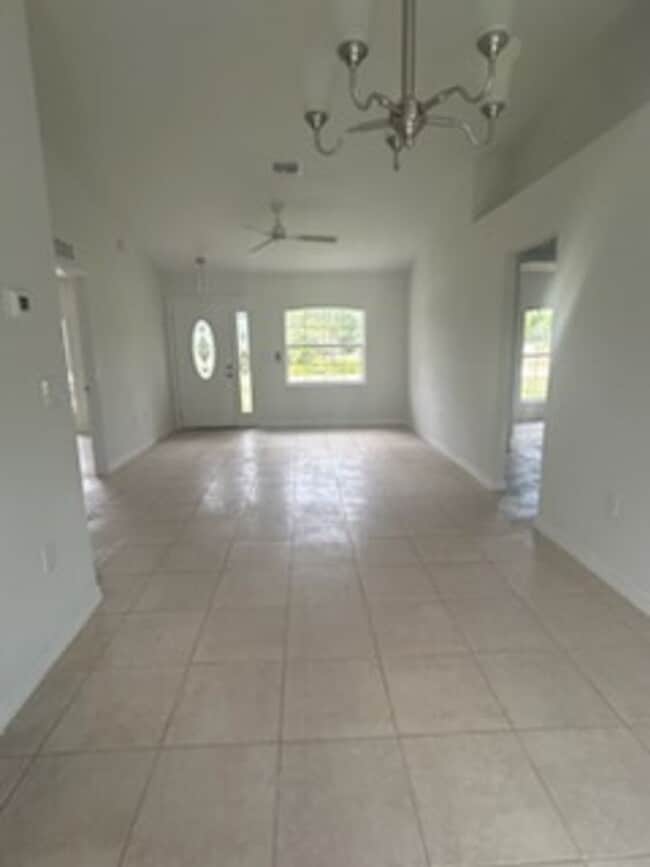 Building Photo - 3/2/1 Single Family Home Available-Cozy Pe...